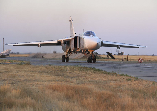 Экипажи бомбардировщиков Су-24М авиаполка ЮВО выполнили ночные учебно-тренировочные полеты - «Минобороны»