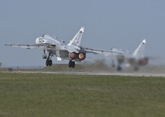 Экипажи фронтовых бомбардировщиков Су-24М, базирующихся в Волгоградской области, учились уничтожать надводные цели - «Минобороны»