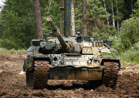 Экипажи современных танков Т-80БВ ВВО в Приамурье отработали новую тактику поражения противотанковых средств - «Минобороны»