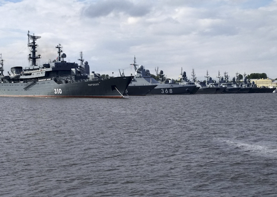 Курс на Балтийск взяли ракетные корабли Балтфлота, принимавшие участие в Главном военно-морском параде в Санкт-Петербурге и Кронштадте - «Минобороны»