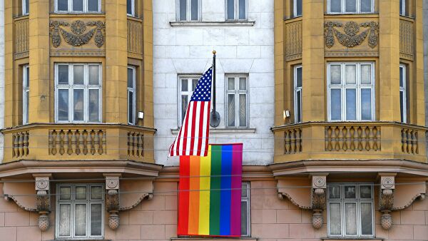 МИД подготовил меры из-за появления флага ЛГБТ на зданиях посольств - «МИД России»