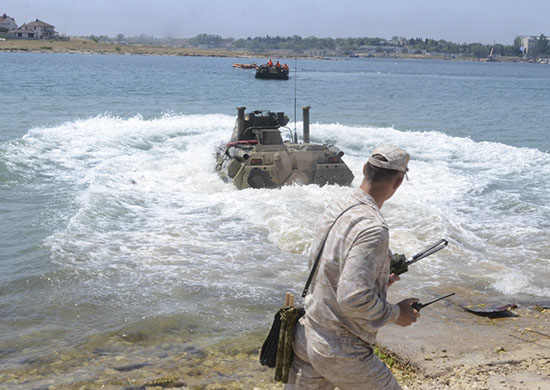 Морские пехотинцы Черноморского флота отрабатывают действия по выходу боевой техники на плав - «Минобороны»