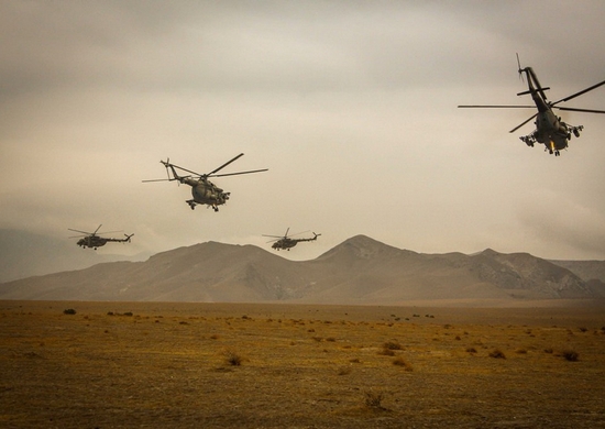 Российские вертолетчики выполнили полеты в высокогорье Таджикистана - «Минобороны»