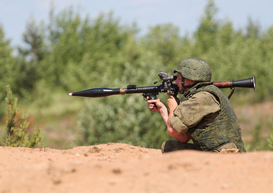 Российские военные инструкторы провели практические занятия по стрельбе из гранатомета с таджикскими курсантами - «Минобороны»