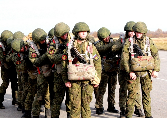 С разведчиками армейского корпуса Балтийского флота проведены занятия по воздушно-десантной подготовке - «Минобороны»