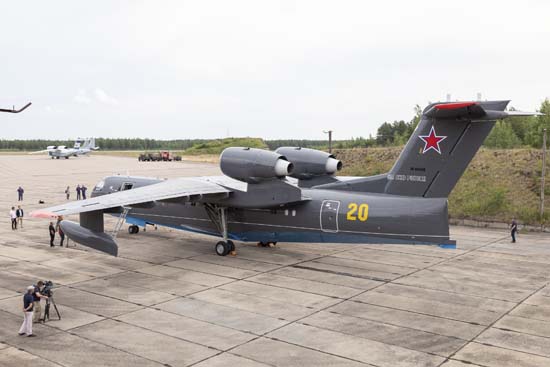 Самолет-амфибия Бе-200, впервые участвующий в Главном военно-морском параде, прибыл в Ленобласть - «Минобороны»