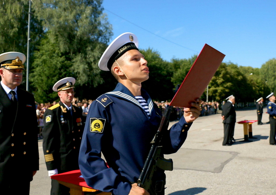 В частях армейского корпуса Балтийского флота в День ВМФ молодое пополнение приняло военную присягу - «Минобороны»