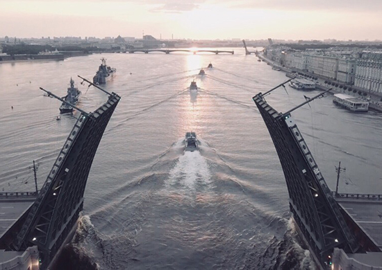 В Неву вошли корабли для статического показа в ходе Главного военно-морского парада в Санкт-Петербурге - «Минобороны»