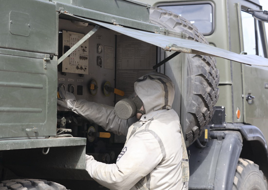 Военнослужащие общевойсковой армии ЗВО продезинфицировали Сенатскую площадь Санкт-Петербурга перед тренировкой парада - «Минобороны»