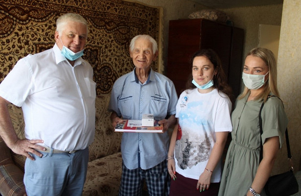Астраханцам-ветеранам подарили сотовые телефоны&nbsp «Госдума»