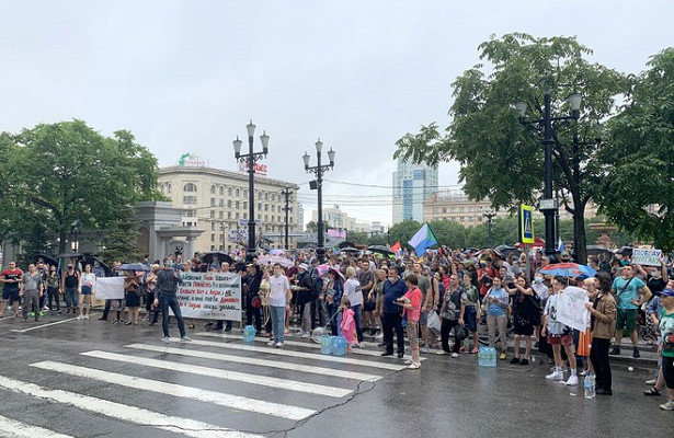 Bloomberg: Кремль не.планирует разгонять митинги в.Хабаровске&nbsp «Госдума»