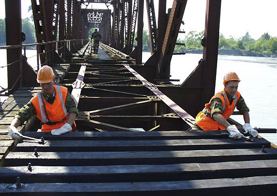 Более 2 км железнодорожных путей проложат на учении специалисты ЮВО при строительстве временного моста через реку Лаба в Адыгее - «Минобороны»