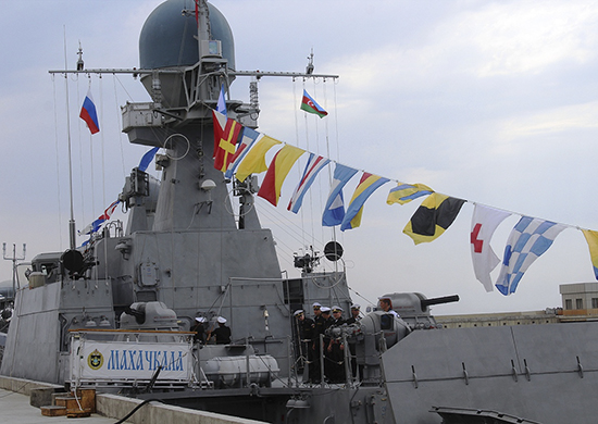 Экипаж малого артиллерийского корабля «Махачкала» Каспийской флотилии приступил к отработке элементов морского боя в море - «Минобороны»