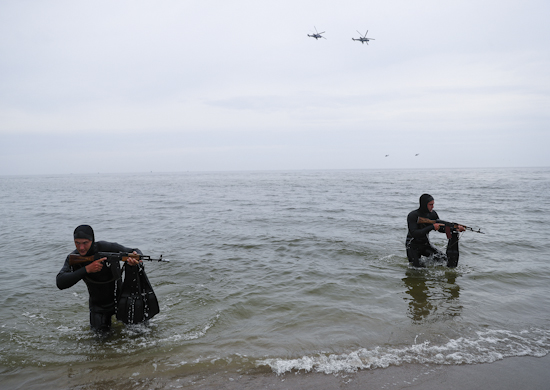Разведчики Балтийского флота выполнили учебно-тренировочные прыжки с парашютом на воду - «Минобороны»
