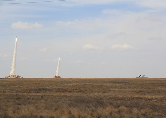 В Астраханской области артиллеристы Южного и Восточного военных округов нанесли массированный ракетный удар - «Минобороны»