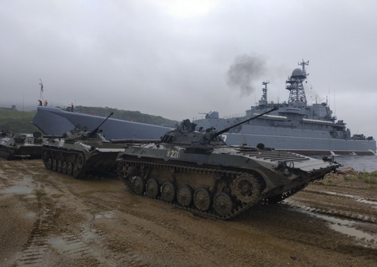 В Приморье проведено совместное учение больших десантных кораблей и морской пехоты по погрузке сил морского десанта с участка необорудованного побережья - «Минобороны»