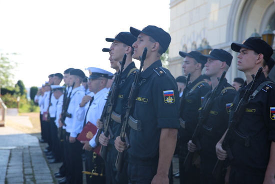 В Севастополе на территории музея-заповедника "Херсонес Таврический" будущие водолазы и корабельные коки приняли военную присягу - «Минобороны»