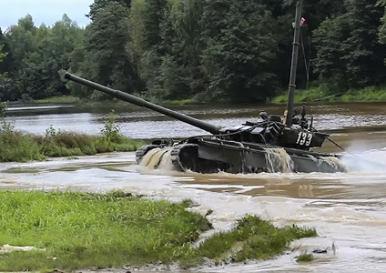 Военнослужащие ЦВО на танках Т-72Б3 преодолели водную преграду глубиной пять метров на учении в Кузбассе - «Минобороны»