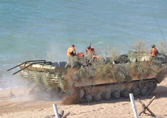 Военнослужащие морского инженерного полка Черноморского флота проводит учения на полигоне Опук в Крыму - «Минобороны»