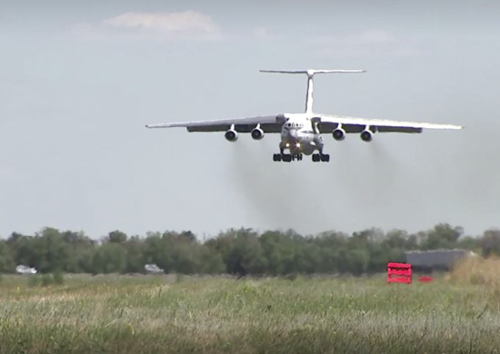 Впервые на юге России экипажи самолетов ВТА Ан-26 и Ил-76МД выполнили посадку на грунтовый аэродром в Ростовской области - «Минобороны»