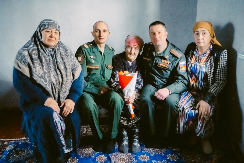 Российские военнослужащие в Таджикистане поздравили женщин-ветеранов войны и труда с Международным женским Днём - «Минобороны»