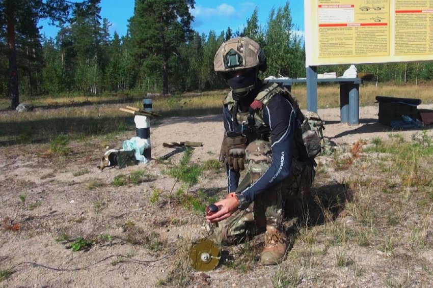 Военнослужащие Ленинградского военного округа, подписавшие контракт, приступили к изучению минно-взрывного дела - «Минобороны»